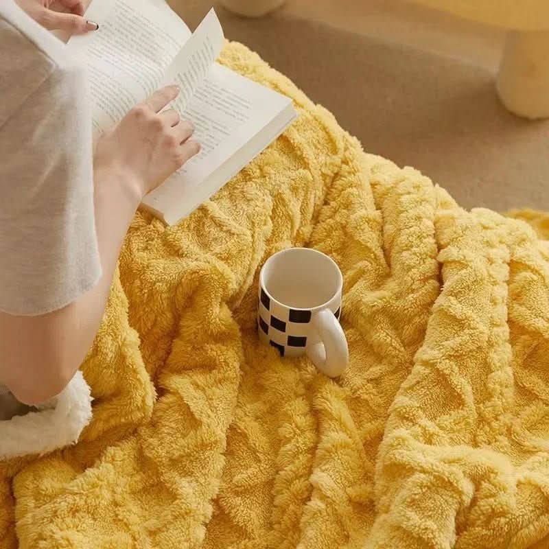 Extra thick winter blanket made of lambswool and microfiber flannel, featuring a double-sided design for ultimate cozy comfort during cold nights. 2