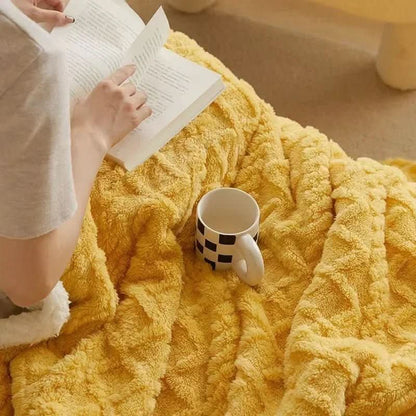 Extra thick winter blanket made of lambswool and microfiber flannel, featuring a double-sided design for ultimate cozy comfort during cold nights. 2