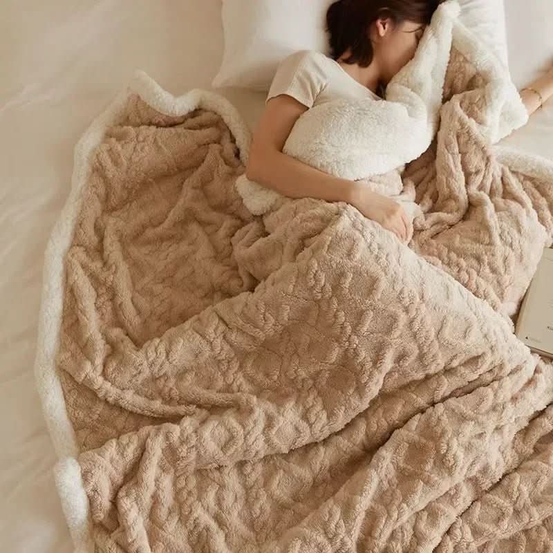 Extra thick winter blanket made of lambswool and microfiber flannel, featuring a double-sided design for ultimate cozy comfort during cold nights. 3