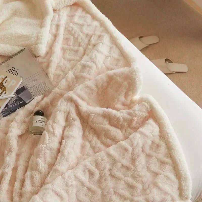 Extra thick winter blanket made of lambswool and microfiber flannel, featuring a double-sided design for ultimate cozy comfort during cold nights. 5
