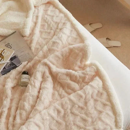 Extra thick winter blanket made of lambswool and microfiber flannel, featuring a double-sided design for ultimate cozy comfort during cold nights. 5