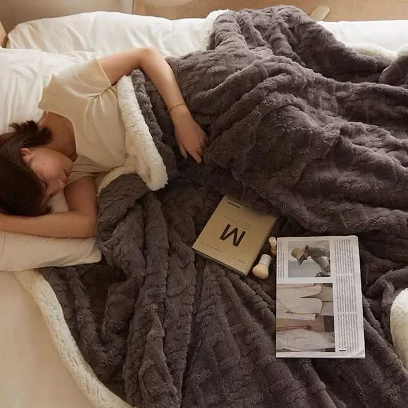 Extra thick winter blanket made of lambswool and microfiber flannel, featuring a double-sided design for ultimate cozy comfort during cold nights. 6