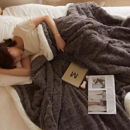 Extra thick winter blanket made of lambswool and microfiber flannel, featuring a double-sided design for ultimate cozy comfort during cold nights. 6