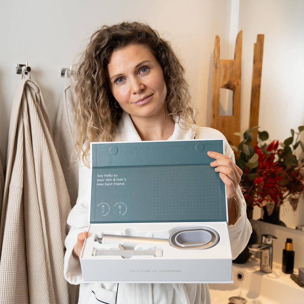 Filtered shower head with integrated filter designed for healthier skin and hair, featuring a durable ABS plastic construction for long-lasting use. 2