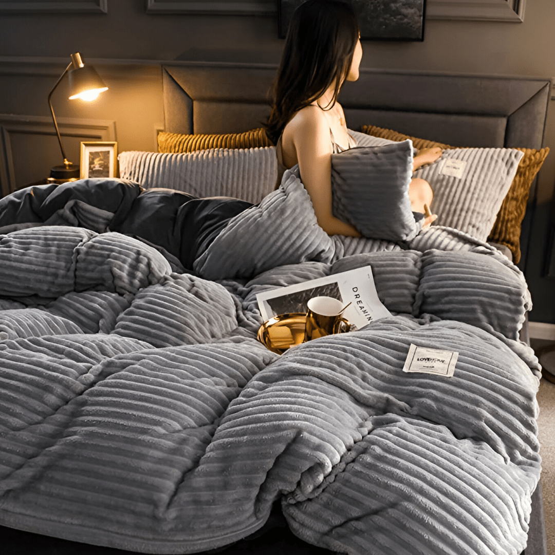 Flannel duvet cover set in soft microfiber, designed for year-round comfort with a multi-season pattern, perfect for cozy bedding. 8