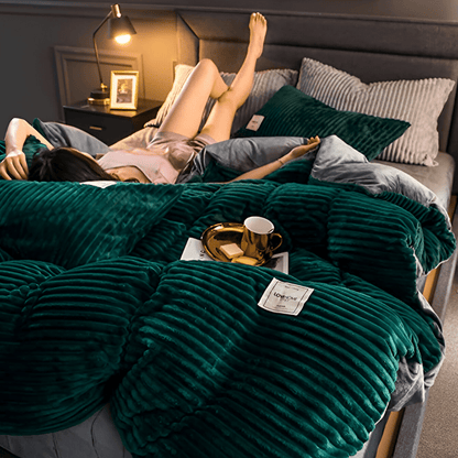 Flannel duvet cover set in soft microfiber, designed for year-round comfort with a multi-season pattern, perfect for cozy bedding. 7