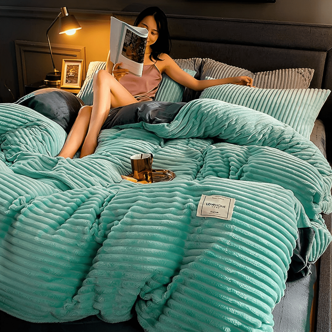 Flannel duvet cover set in soft microfiber, designed for year-round comfort with a multi-season pattern, perfect for cozy bedding. 0