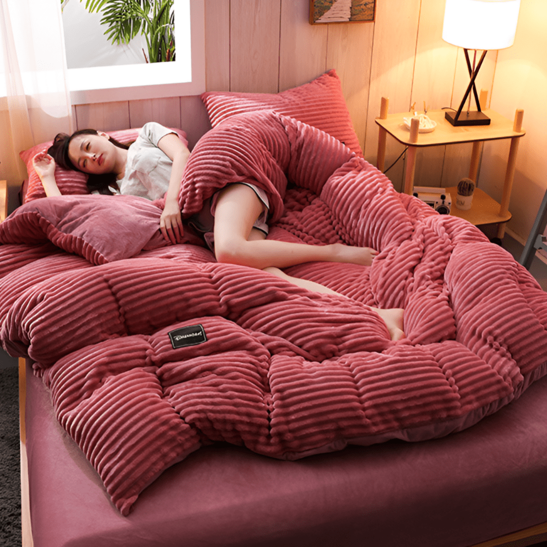 Flannel duvet cover set in soft microfiber, designed for year-round comfort with a multi-season pattern, perfect for cozy bedding. 1