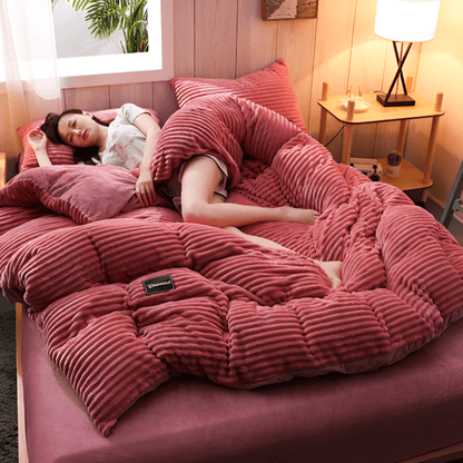 Flannel duvet cover set in soft microfiber, designed for year-round comfort with a multi-season pattern, perfect for cozy bedding. 1