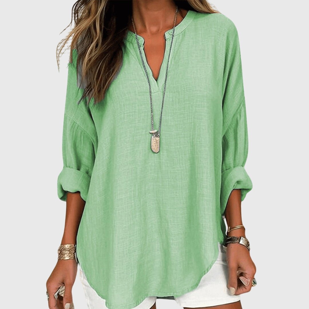Flowy beach shirt featuring an elegant design, long sleeves, and breathable fabric, perfect for stylish summer outings and beach days. 2