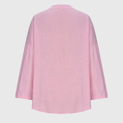 Flowy beach shirt featuring an elegant design, long sleeves, and breathable fabric, perfect for stylish summer outings and beach days. 7