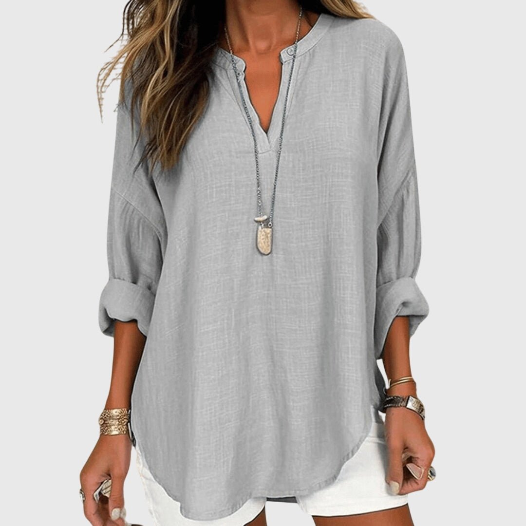 Flowy beach shirt featuring an elegant design, long sleeves, and breathable fabric, perfect for stylish summer outings and beach days. 4