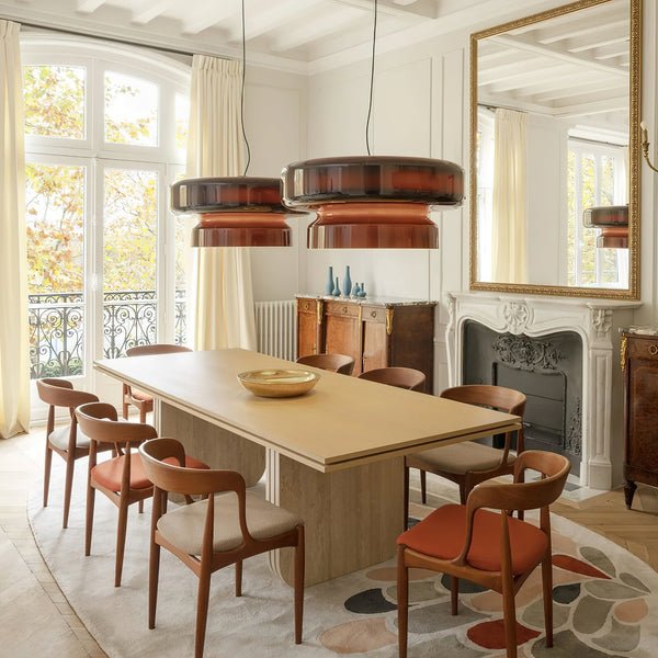 Hand-blown glass pendant lamp featuring an organic shape, perfect for modern interiors and elegant lighting decor. 1