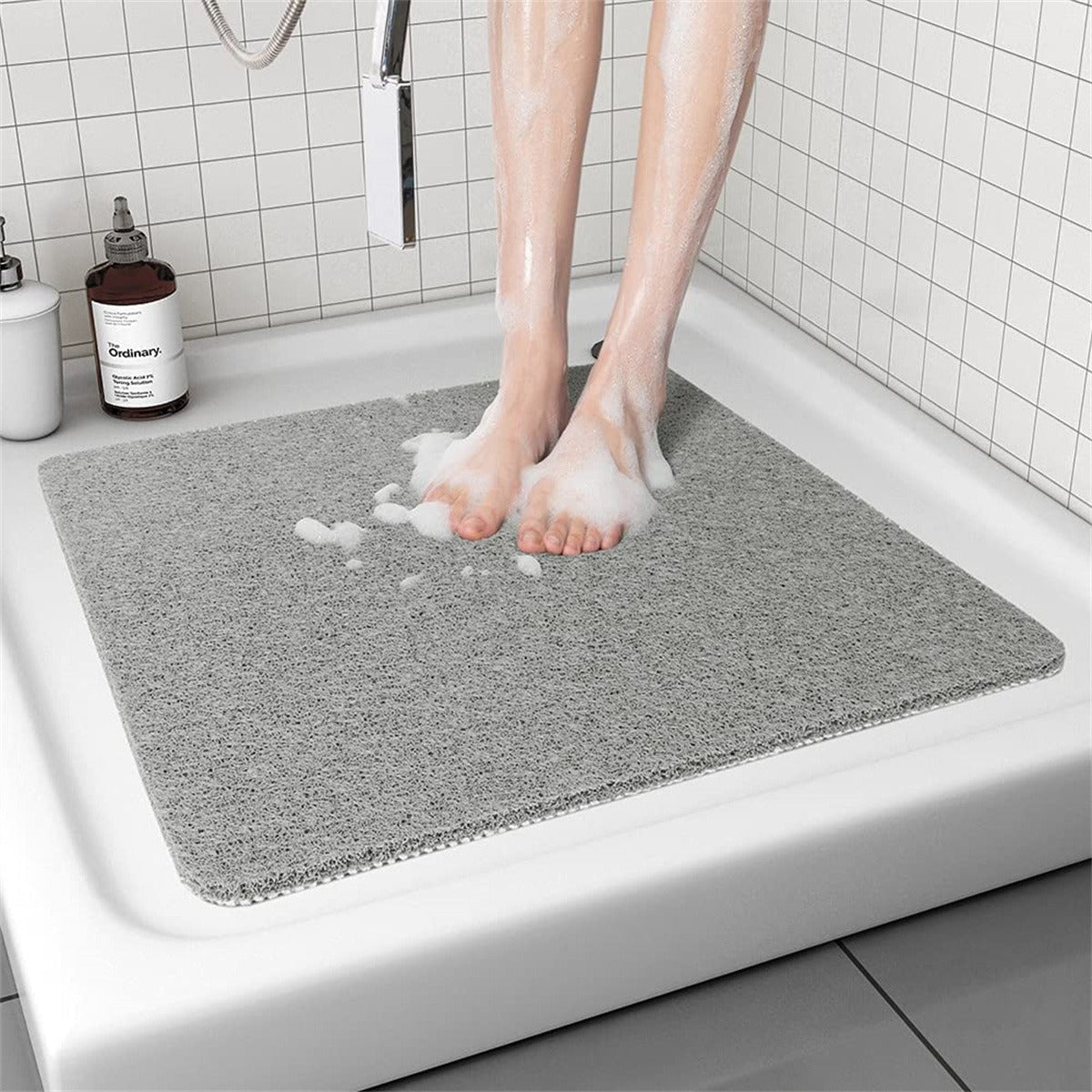 Hollow anti-slip bathroom mat featuring a quick-drying open-grid design, ideal for showers and wet areas, ensuring safety and comfort. 1