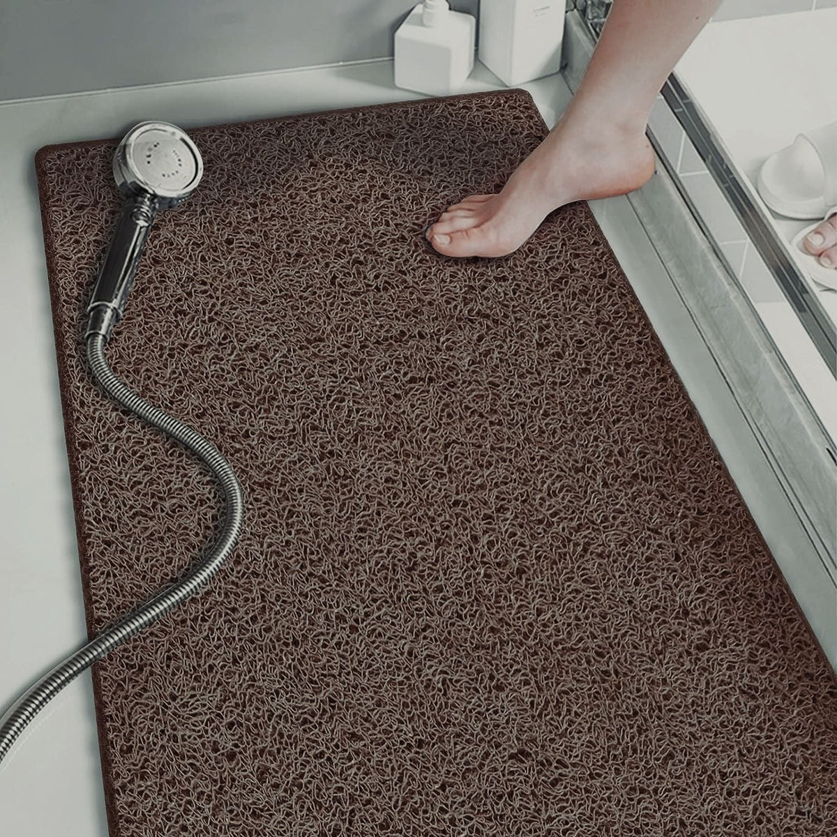 Hollow anti-slip bathroom mat featuring a quick-drying open-grid design, ideal for showers and wet areas, ensuring safety and comfort. 4