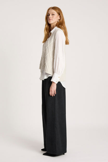 Knit vest featuring a stylish checkerboard pattern and ribbed detailing, designed for women in a soft cotton fabric, with a flattering V-neck, perfect 5