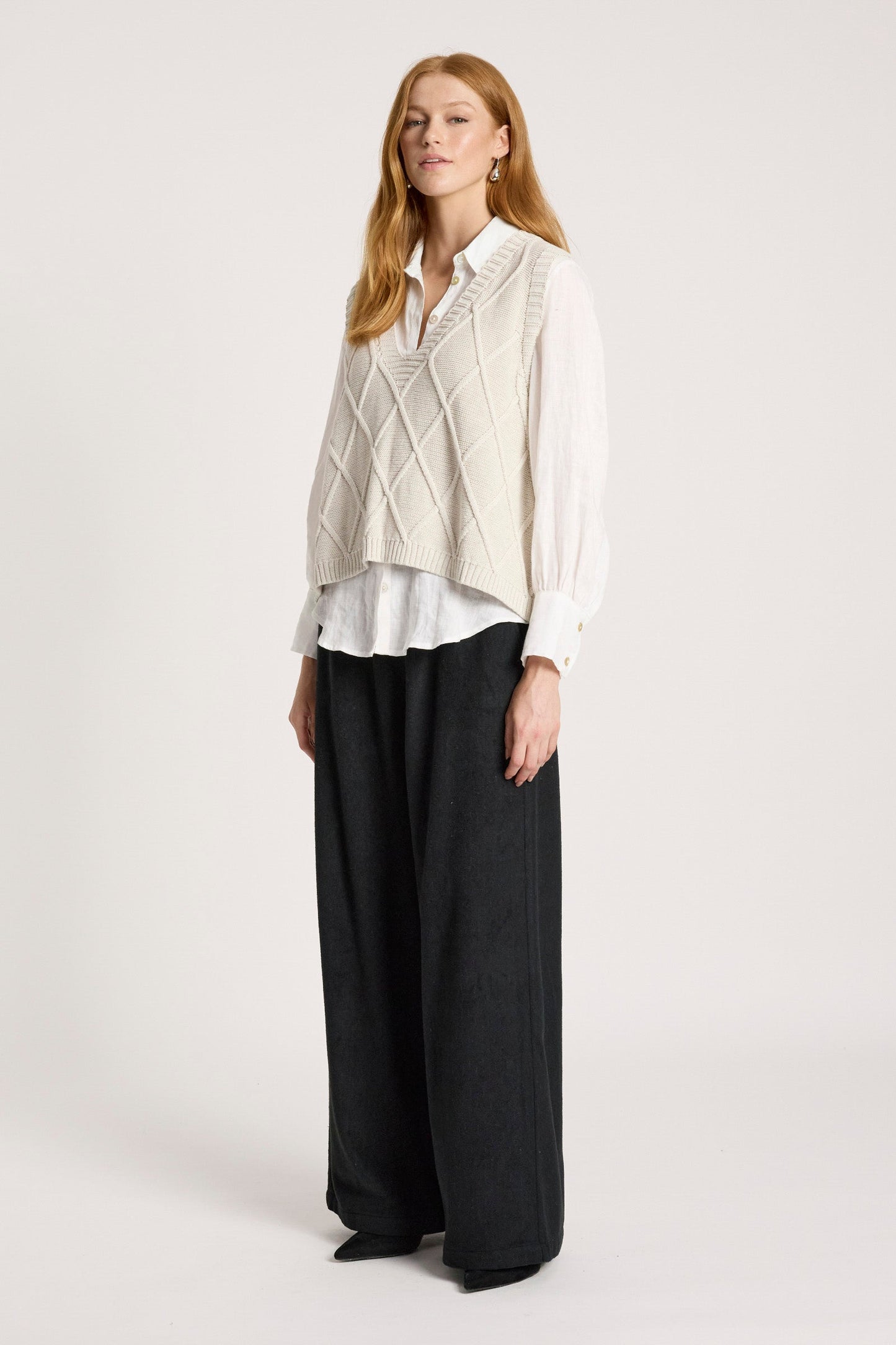Knit vest featuring a stylish checkerboard pattern and ribbed detailing, designed for women in a soft cotton fabric, with a flattering V-neck, perfect 4