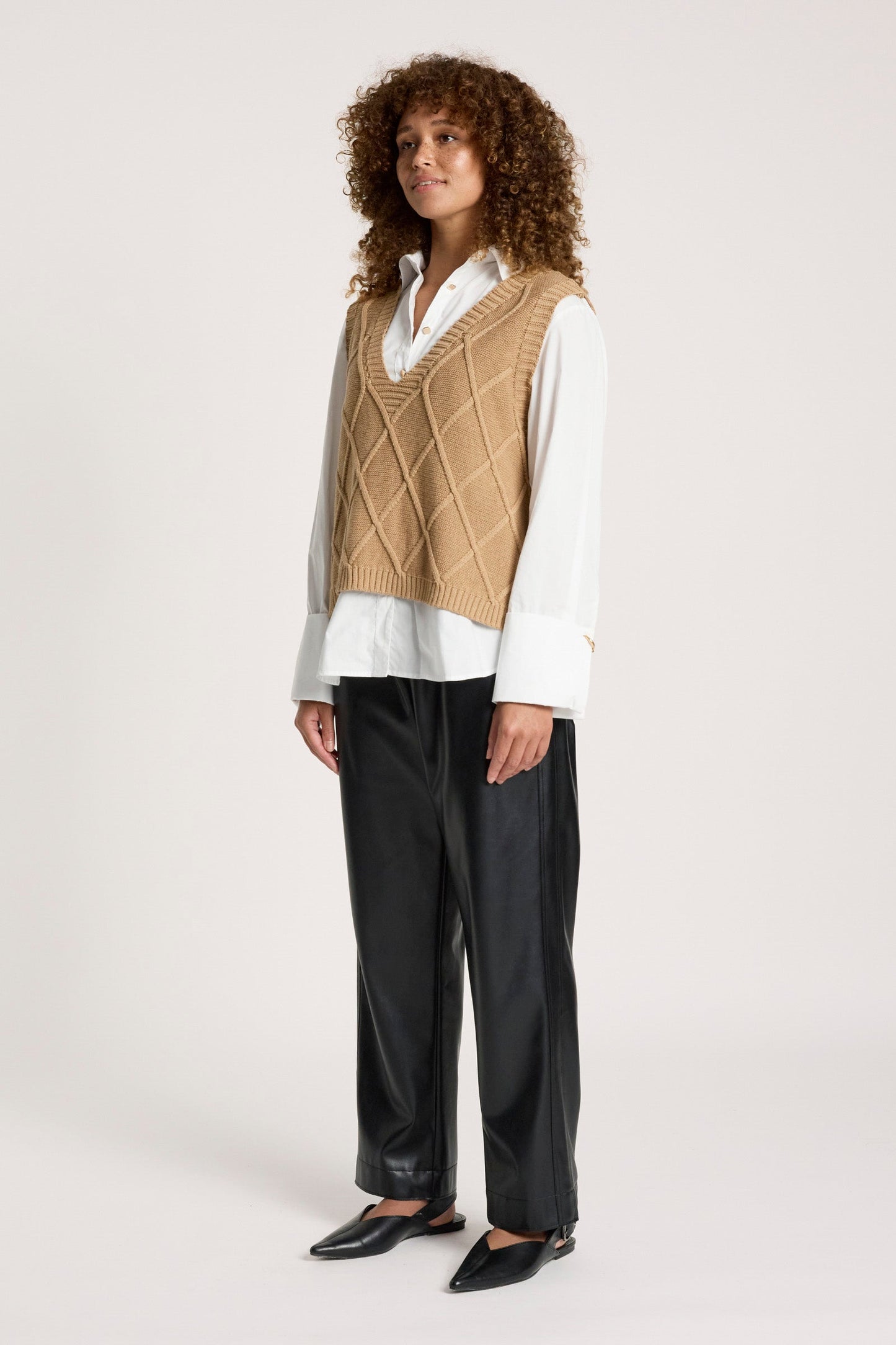 Knitted vest for women featuring a V-neck and checkerboard pattern, made from breathable cotton in a stylish mocha color, perfect for layering. 5