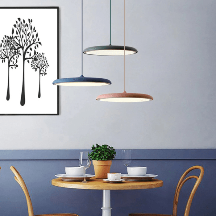 Scandinavian-style LED pendant lamp with adjustable cable, featuring a sleek aluminum design, perfect for illuminating kitchen and dining areas. 3