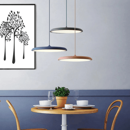 Scandinavian-style LED pendant lamp with adjustable cable, featuring a sleek aluminum design, perfect for illuminating kitchen and dining areas. 3