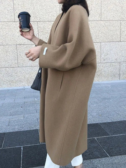 Long wool coat for women featuring a relaxed fit and minimalist design, perfect for autumn and winter fashion. 2