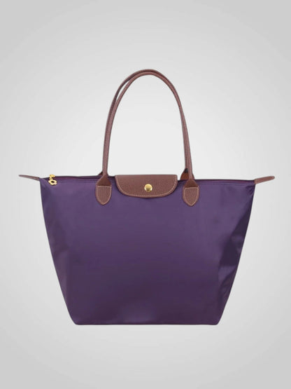 Luxury shoulder bag crafted from high-quality leather featuring a spacious interior and elegant design, perfect for everyday use. 9