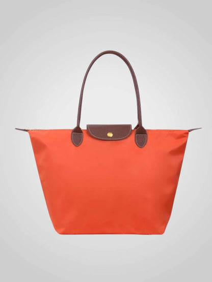 Luxury shoulder bag crafted from high-quality leather featuring a spacious interior and elegant design, perfect for everyday use. 5