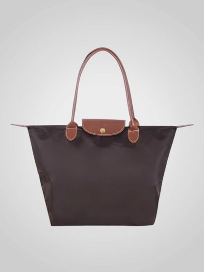 Luxury shoulder bag crafted from high-quality leather featuring a spacious interior and elegant design, perfect for everyday use. 6
