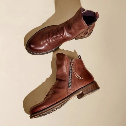 Men's Chelsea boots featuring a durable leather design, ideal versatile footwear for both casual and formal occasions. 4