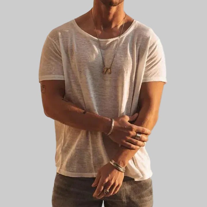 Men's cotton t-shirt featuring a classic crew neck and short sleeves, perfect for everyday wear and casual outfits. 0