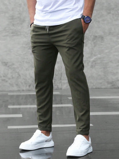 Men's pants featuring an elastic waistband for enhanced comfort, designed for modern everyday wear with a stylish and versatile look. 2