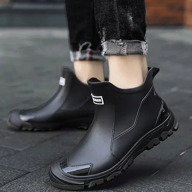 Men's lightweight waterproof ankle boots featuring an insulated design and anti-slip sole, perfect for outdoor adventures in wet conditions. 7