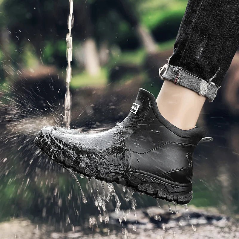Men's lightweight waterproof ankle boots featuring an insulated design and anti-slip sole, perfect for outdoor adventures in wet conditions. 3
