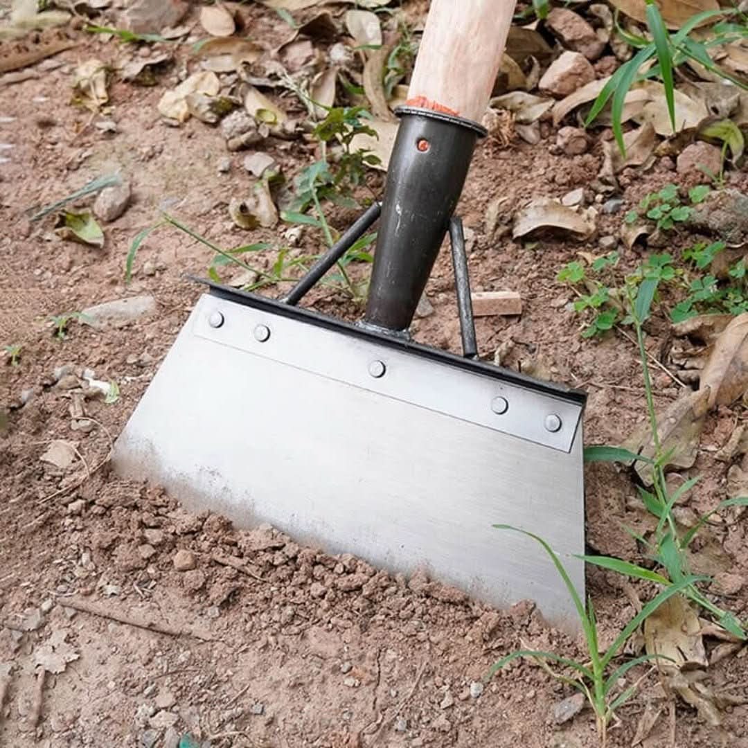 Multifunctional cleaning shovel featuring an ergonomic grip, made of durable manganese steel, designed for compact storage and versatile cleaning tasks. 4