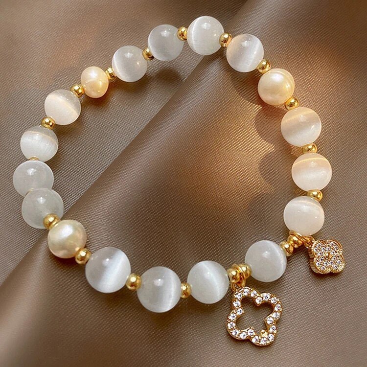 Natural crystal and pearl bracelet featuring an adjustable gold-plated chain, designed for emotional wellbeing and stylish elegance. 2