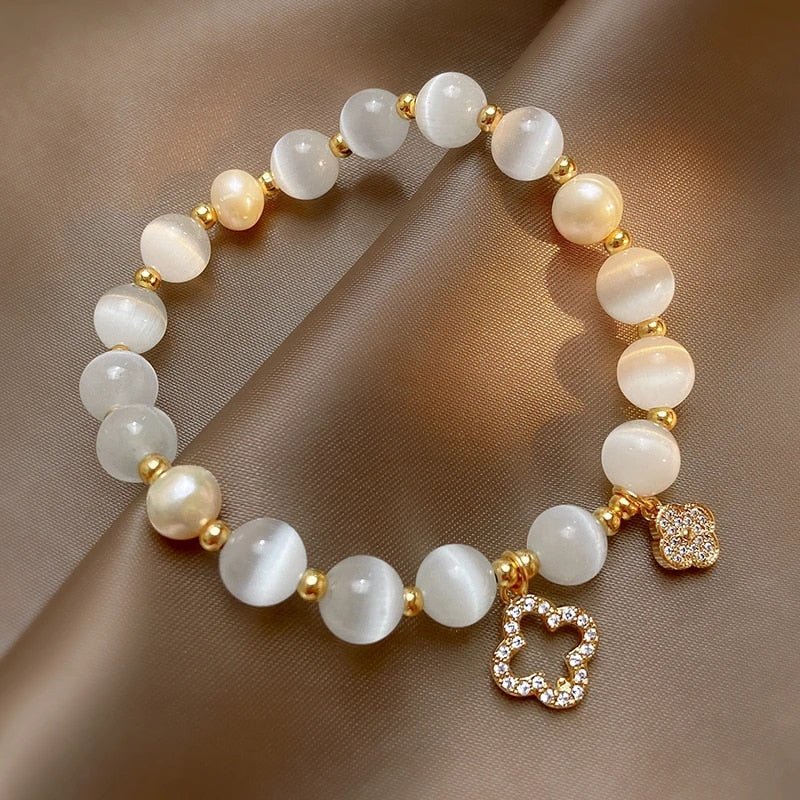 Natural crystal and pearl bracelet featuring an adjustable gold-plated chain, designed for emotional wellbeing and stylish elegance. 0