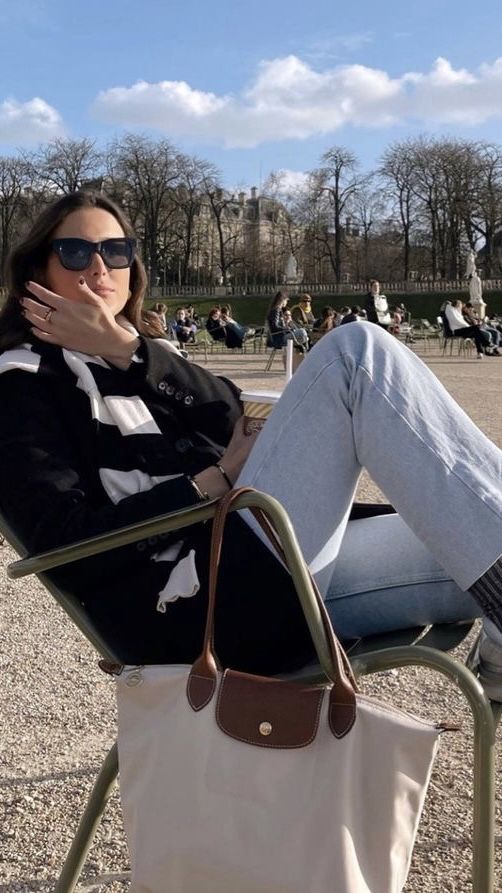 Natural leather handbag featuring a spacious interior, ideal for work and travel, with an elegant design perfect for daily use, dimensions 30cm x 19 3