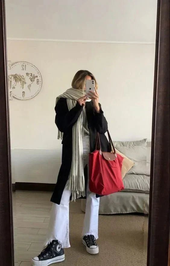 Natural leather handbag featuring a spacious interior, ideal for work and travel, with an elegant design perfect for daily use, dimensions 30cm x 19 1