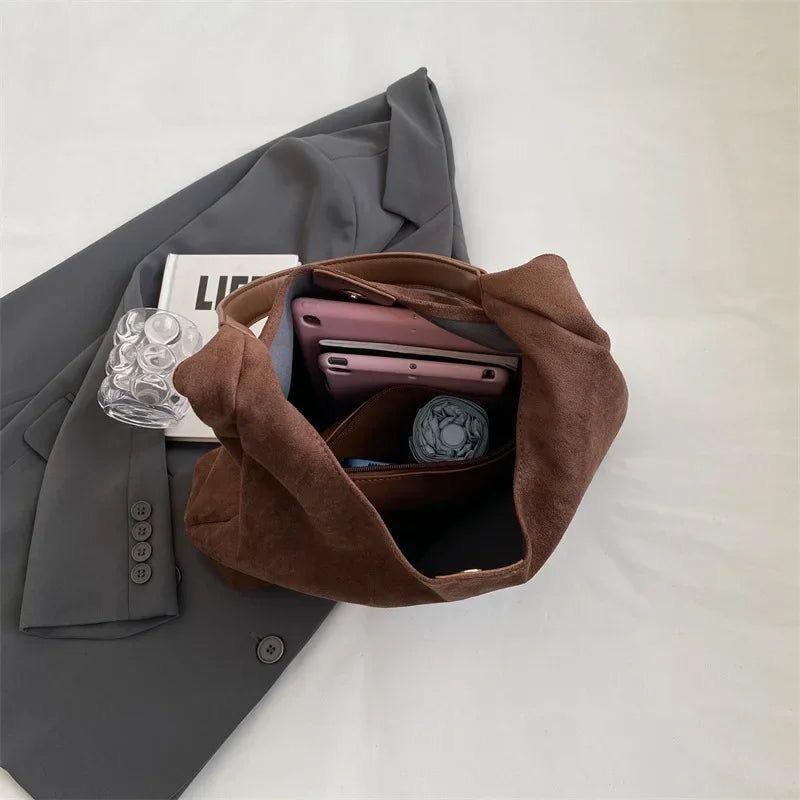 Natural suede tote bag featuring a spacious design, perfect for everyday use, showcasing an elegant autumn aesthetic. 3