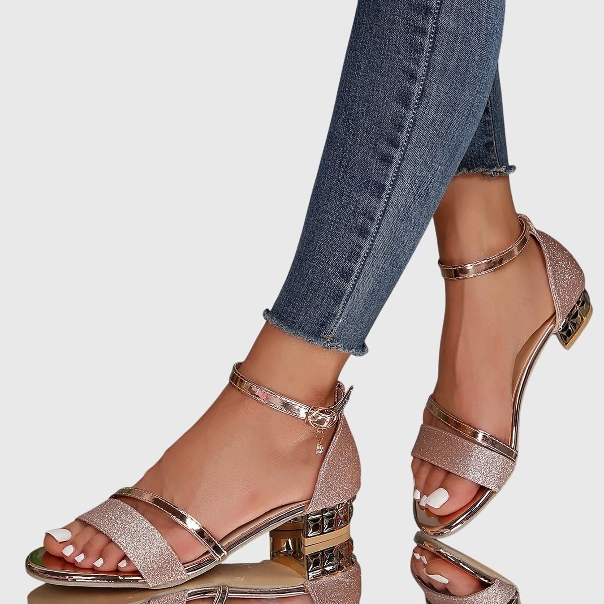 Orthopedic heeled sandals featuring an adjustable closure and ergonomic design for optimal comfort and support. 4