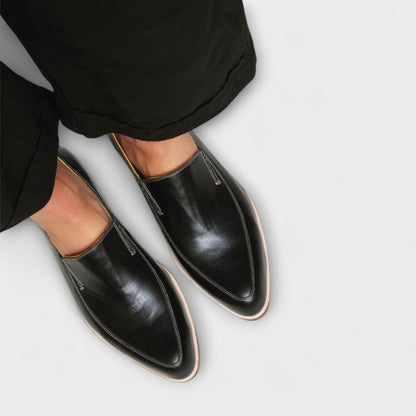 Orthopedic loafers for women in classic black leather, designed for all-day comfort and support, ideal for casual and professional wear. 1