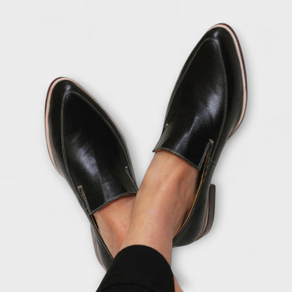 Orthopedic loafers for women in classic black leather, designed for all-day comfort and support, ideal for casual and professional wear. 0