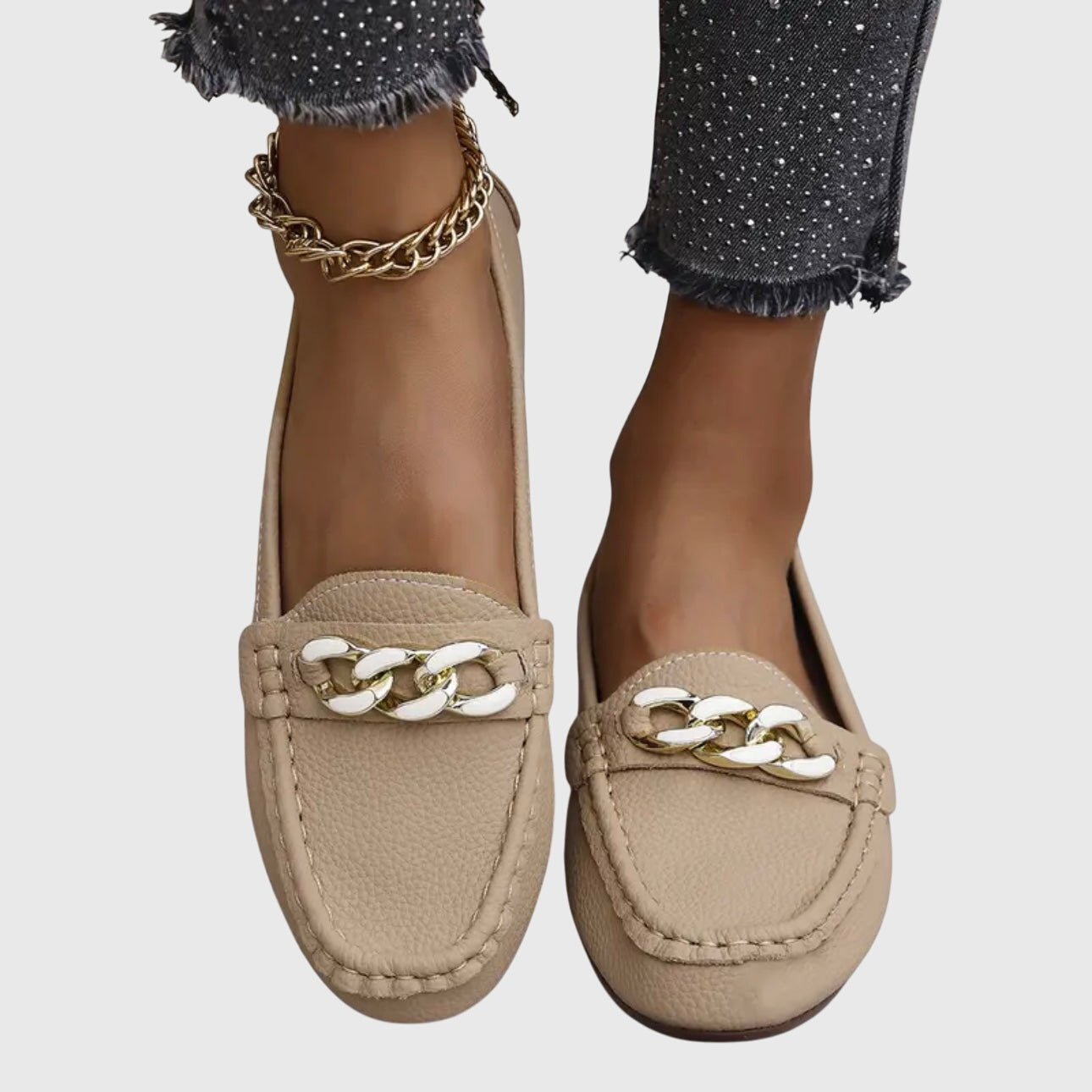 Orthopedic loafers featuring a cushioned insole and anti-slip sole, designed with a timeless style and elegant gold-chain detail. 2