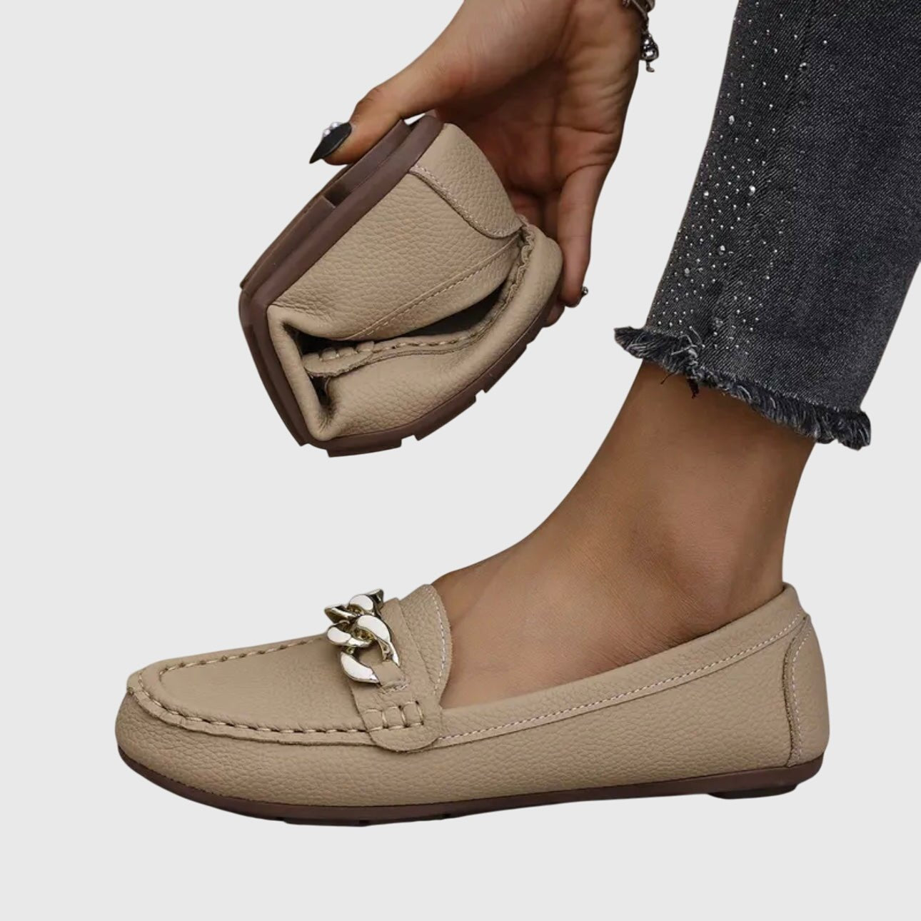 Orthopedic loafers featuring a cushioned insole and anti-slip sole, designed with a timeless style and elegant gold-chain detail. 4