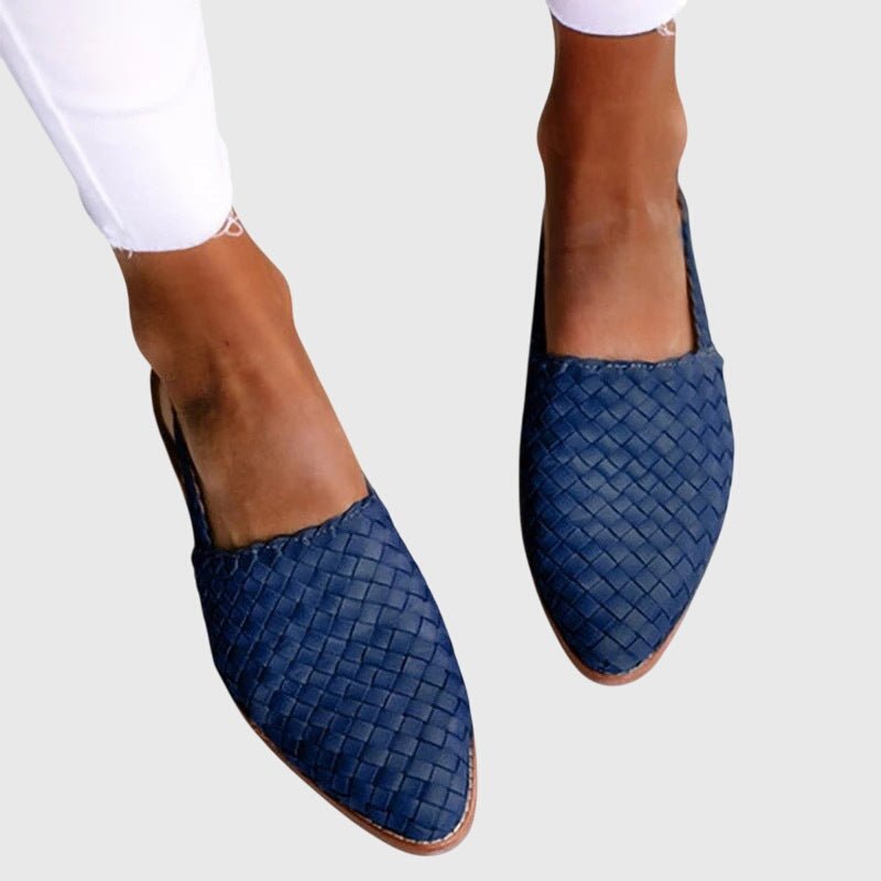 Orthopedic sandals for women featuring arch support and cushioned insoles, designed for stylish comfort and support in every step. 2