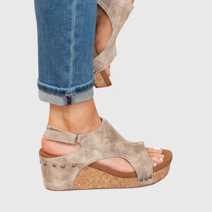 Orthopedic sandals featuring a cushioned insole and adjustable buckle for a comfortable fit, designed with a lightweight and versatile style suitable for everyday wear. 3