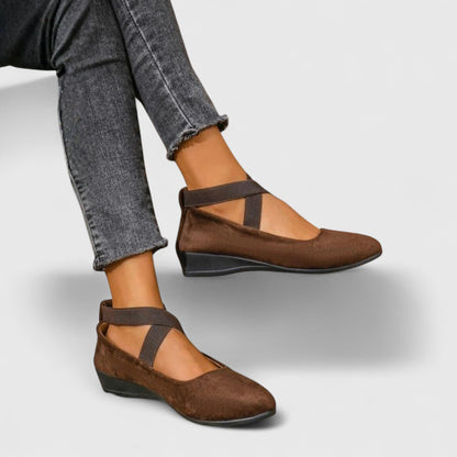 Orthopedic shoes featuring a cushioned fit and convenient slip-on design, ideal for comfort and support throughout the day. 2