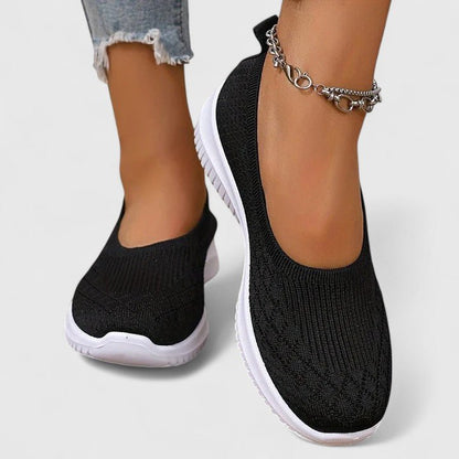 Orthopedic slip-on women's shoes featuring a shock-absorbing design and a comfortable minimalist style, perfect for everyday wear. 2