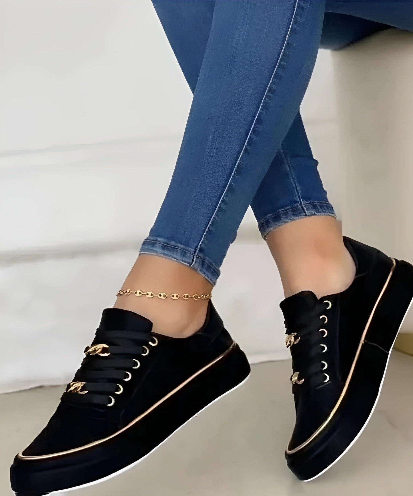 Orthopedic women's sneakers featuring shock-absorbing soles and stylish golden accents for comfort and fashion. 1