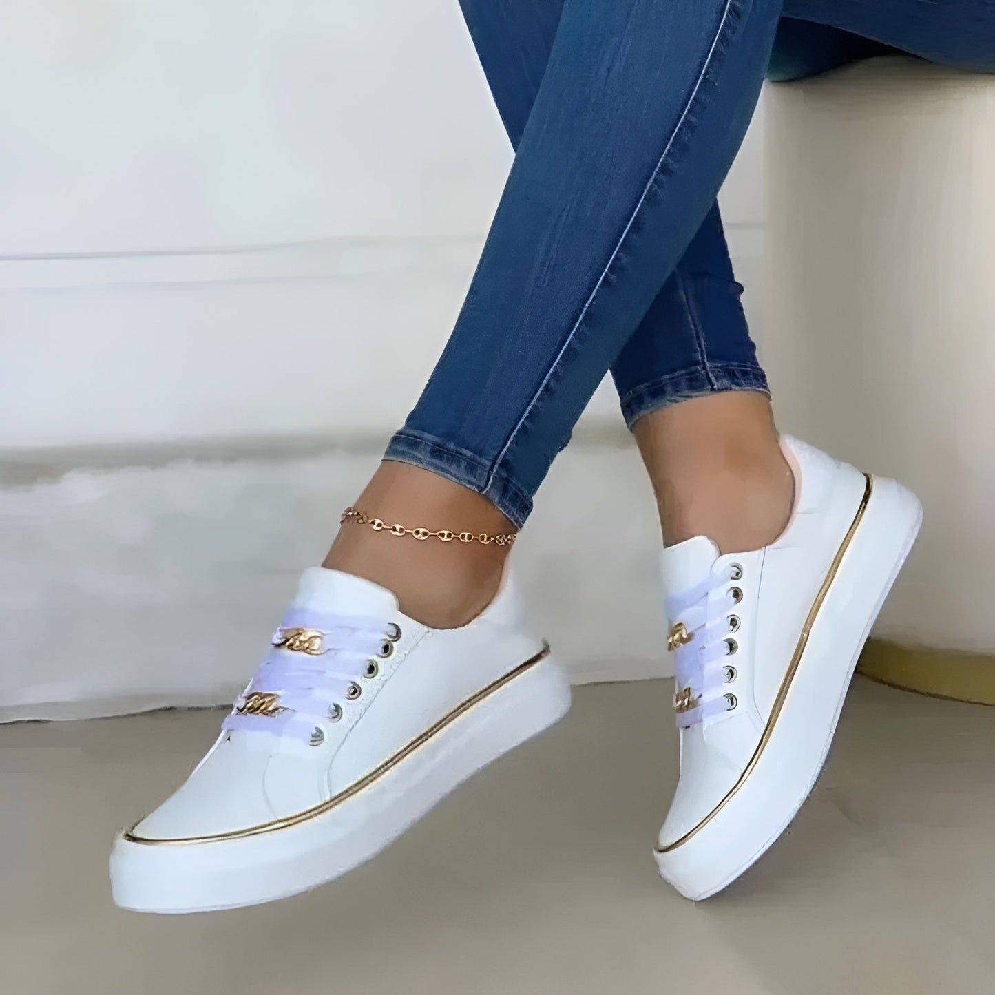 Orthopedic women's sneakers featuring shock-absorbing soles and stylish golden accents for comfort and fashion. 3